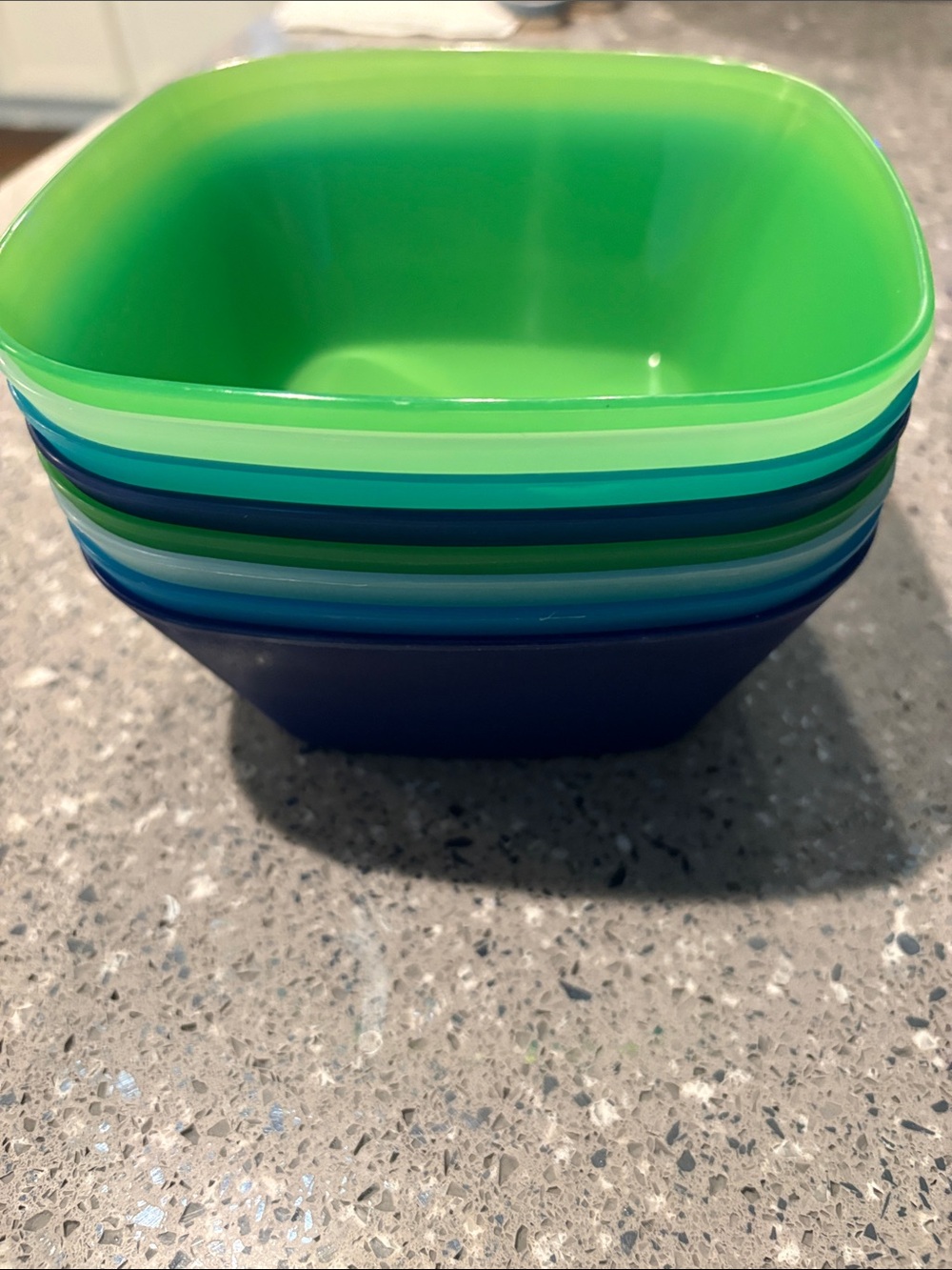 8 Stackable Green and Blue Plastic Food Storage Bowls